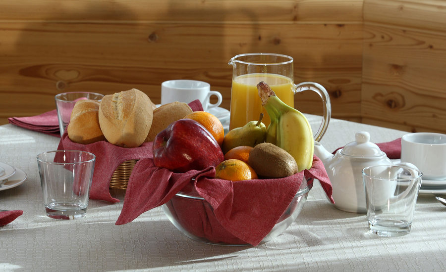 Monolocale arredato con cucina con piano cottura